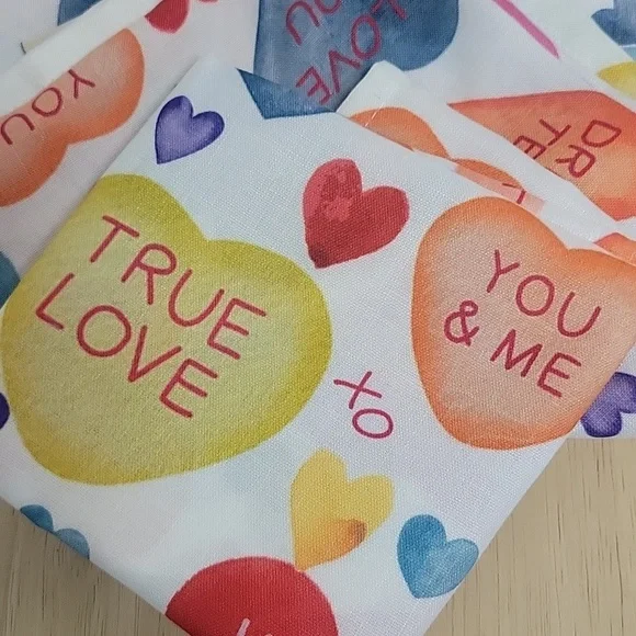 6 Rachel Zoe Cloth Valentines Heart Live Be Mine Napkins NwOT - Picture 2 of 4